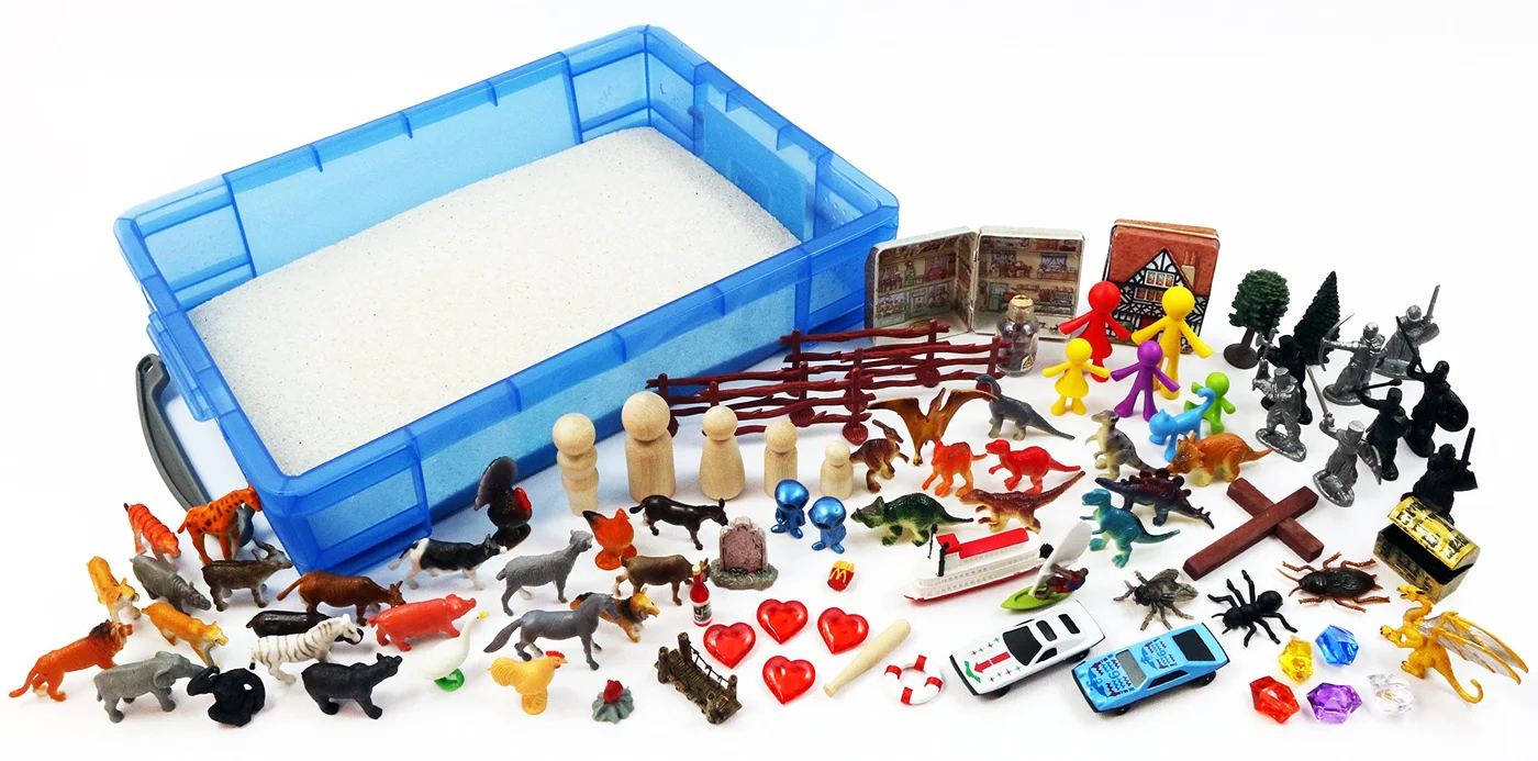PlayTherapySupply Portable Sand Tray Starter Kit with Kinetic Sand and Miniature Figurines (1 Set) 0dn4v