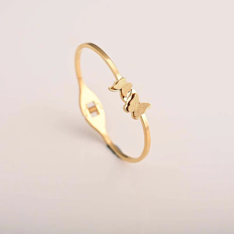 Premium Butterfly Charm Cuff Bracelet 18k Gold Tone Plated Elegant Jewelry for Women (One Size) 4r7c0