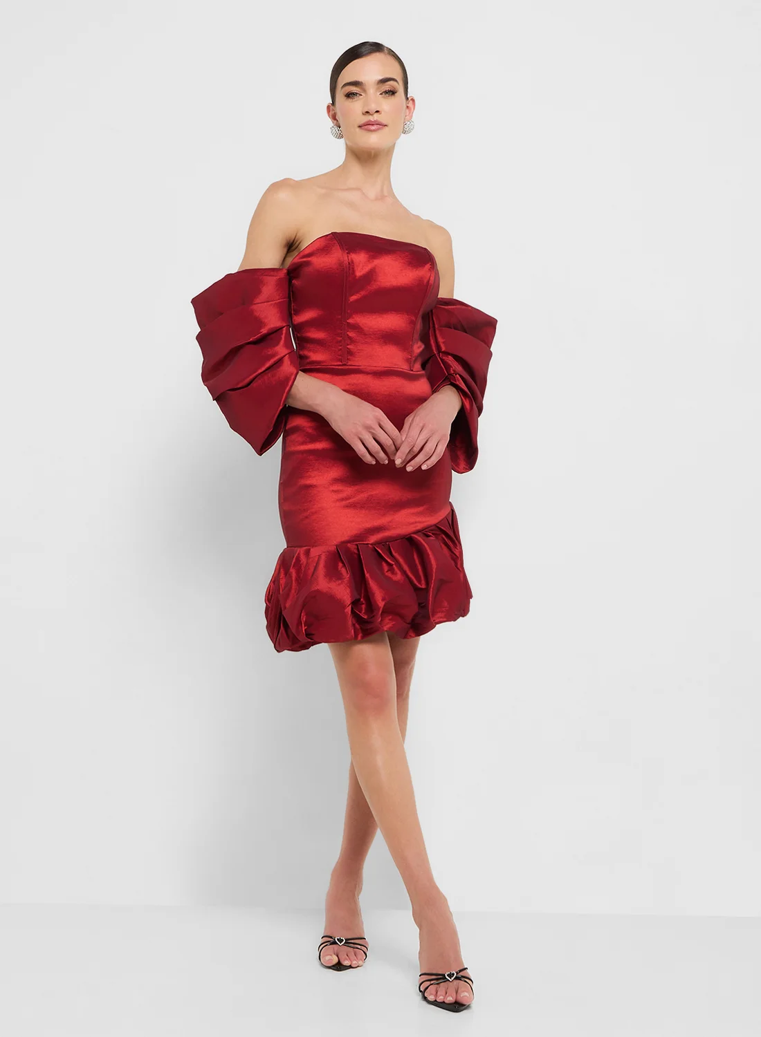 Eclat Luxe Off-Shoulder Dress with Exaggerated Sleeves and Ruffle Hem (Premium Evening Wear for Women) vy2c9