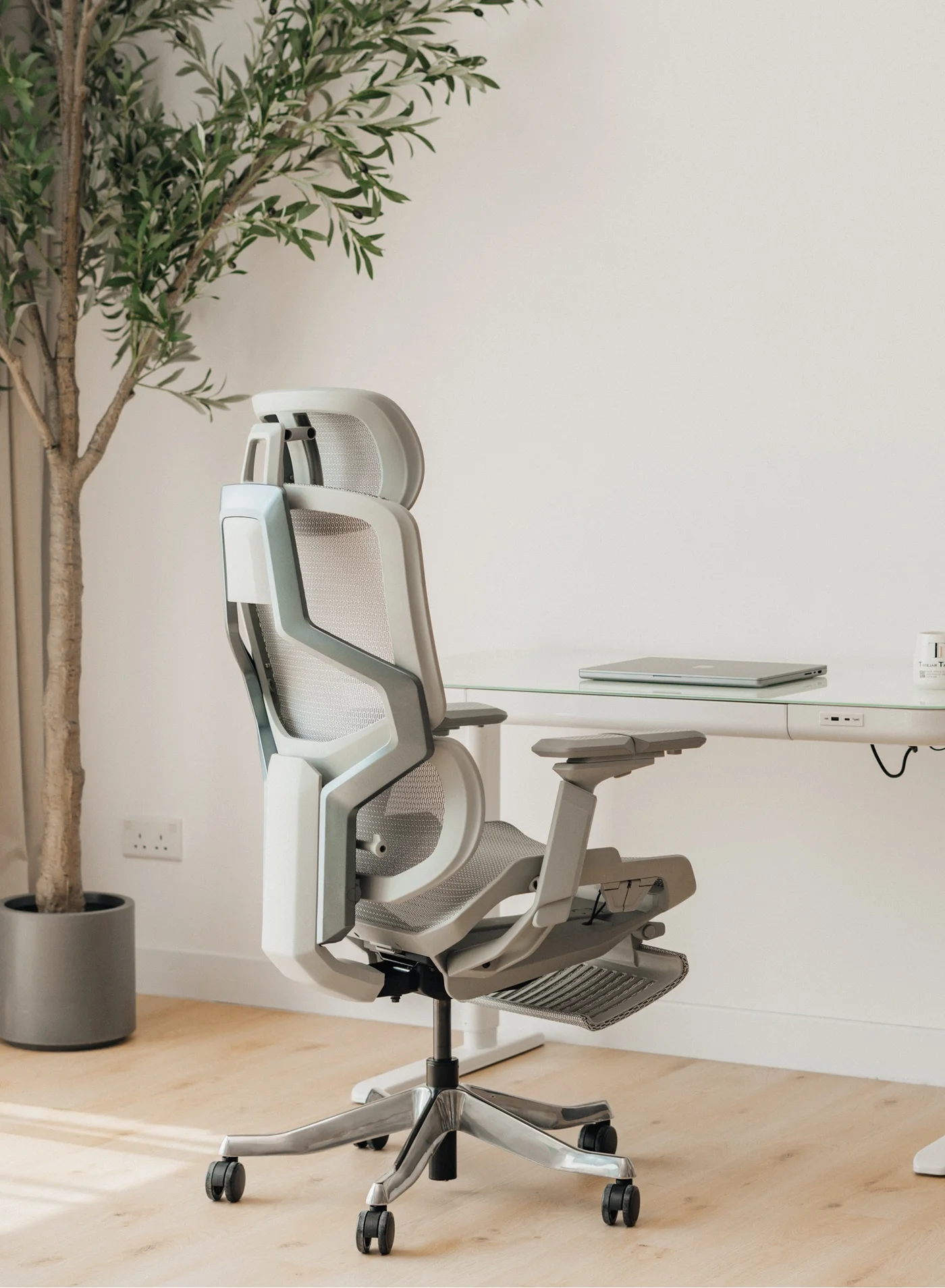 Sky Land Executive Office Chair High-Back Ergonomic Computer Desk Chair with Adjustable Lumbar Support Footrest and Breathable Mesh (Grey) ugqya